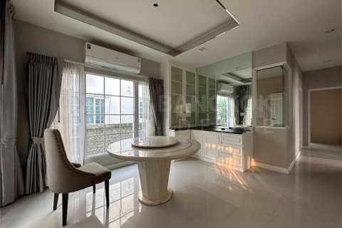 Haus in Bangkok, Thailand 4 Schlafzimmer № 189228 - Foto 2
