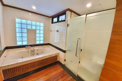 Condominio de 3 dormitorios en Nonthaburi, Tailandia № 134095 - foto 11