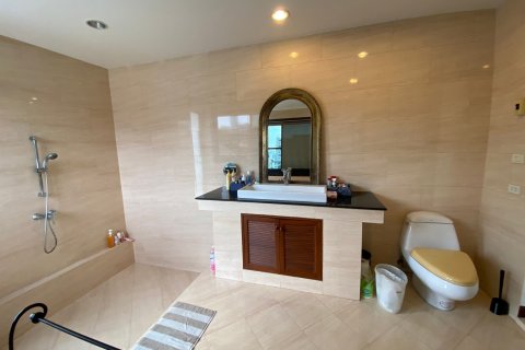 Chalet de 4 dormitorios en Phra Khanong, Bangkok, Tailandia № 134096 - foto 17