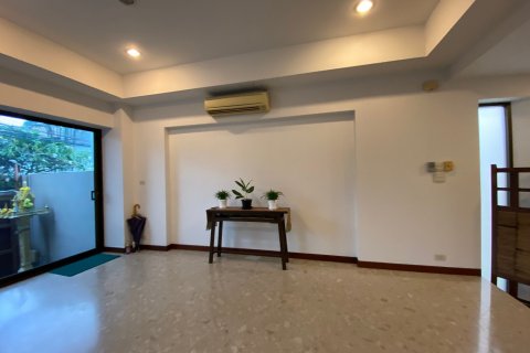 Chalet de 4 dormitorios en Phra Khanong, Bangkok, Tailandia № 134096 - foto 8