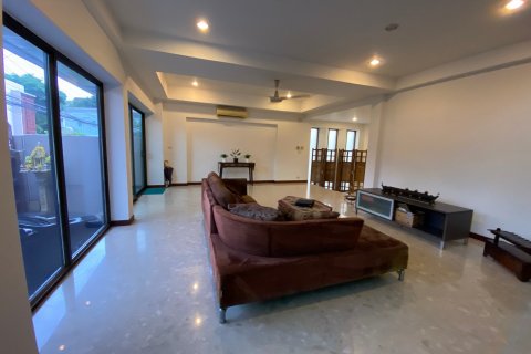 Chalet de 4 dormitorios en Phra Khanong, Bangkok, Tailandia № 134096 - foto 2