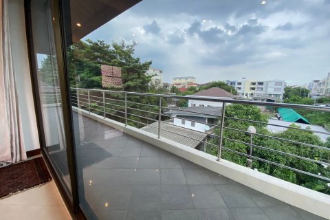 Chalet de 4 dormitorios en Phra Khanong, Bangkok, Tailandia № 134096 - foto 15