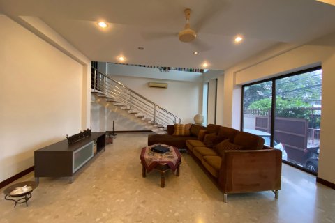 Chalet de 4 dormitorios en Phra Khanong, Bangkok, Tailandia № 134096