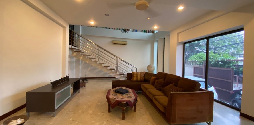 Chalet de 4 dormitorios en Phra Khanong, Bangkok, Tailandia № 134096