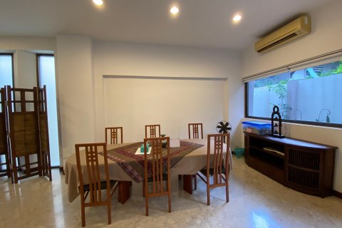 Chalet de 4 dormitorios en Phra Khanong, Bangkok, Tailandia № 134096 - foto 6