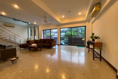 Chalet de 4 dormitorios en Phra Khanong, Bangkok, Tailandia № 134096 - foto 3