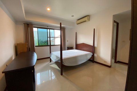 Chalet de 4 dormitorios en Phra Khanong, Bangkok, Tailandia № 134096 - foto 10