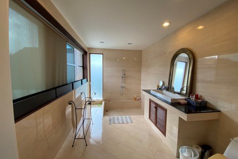 Chalet de 4 dormitorios en Phra Khanong, Bangkok, Tailandia № 134096 - foto 16