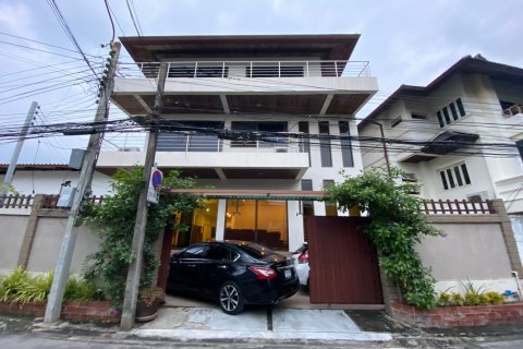 Chalet de 4 dormitorios en Phra Khanong, Bangkok, Tailandia № 134096 - foto 20