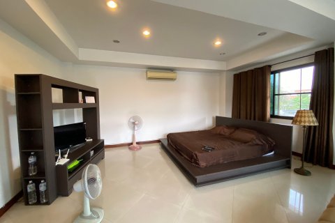 Chalet de 4 dormitorios en Phra Khanong, Bangkok, Tailandia № 134096 - foto 11