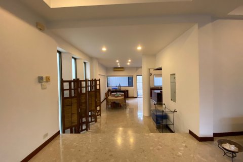Chalet de 4 dormitorios en Phra Khanong, Bangkok, Tailandia № 134096 - foto 4
