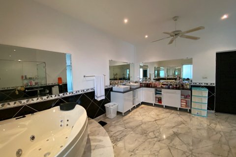 Chalet de 3 dormitorios en Hua Hin, Tailandia № 168342 - foto 20