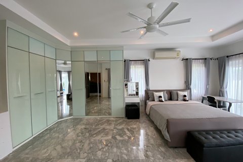Chalet de 3 dormitorios en Hua Hin, Tailandia № 168342 - foto 22