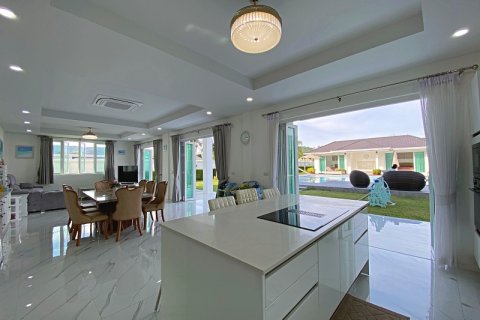 Chalet de 7 dormitorios en Hua Hin, Tailandia № 168339 - foto 11