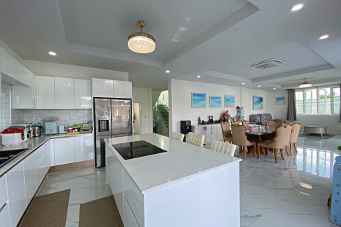 Chalet de 7 dormitorios en Hua Hin, Tailandia № 168339 - foto 10