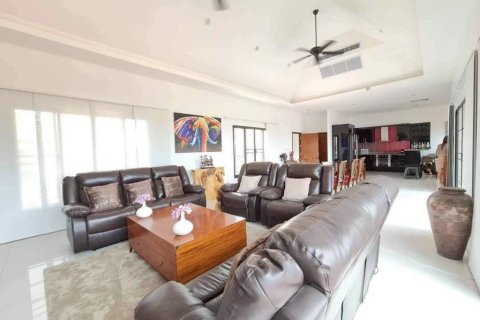 Chalet de 3 dormitorios en Sattahip, Tailandia № 152349 - foto 2