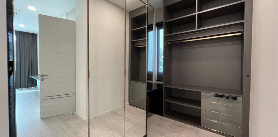 Haus in Bangkok, Thailand 4 Schlafzimmer № 189423