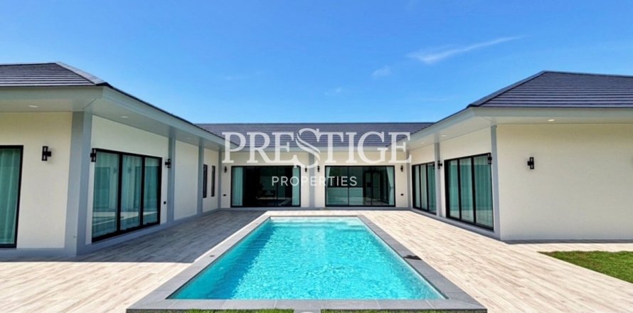House in Pattaya, Thailand 4 bedrooms № 198332