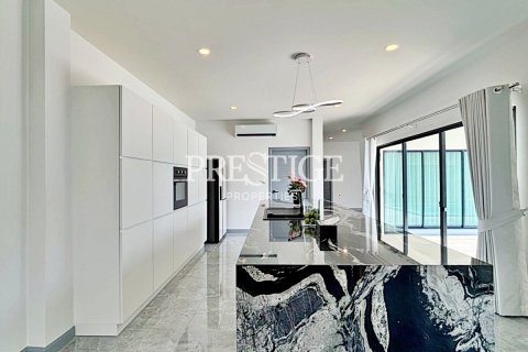House in Pattaya, Thailand 4 bedrooms № 198332 - photo 9