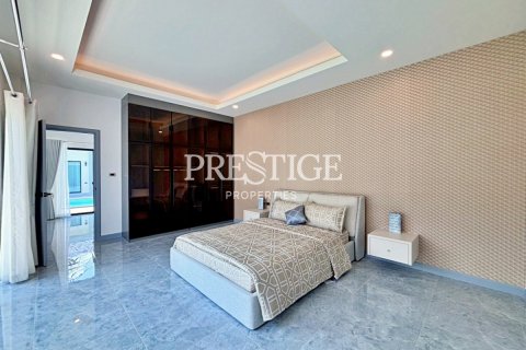 House in Pattaya, Thailand 4 bedrooms № 198332 - photo 14