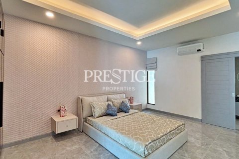 House in Pattaya, Thailand 4 bedrooms № 198332 - photo 18