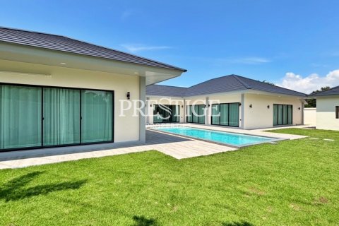 House in Pattaya, Thailand 4 bedrooms № 198332 - photo 2
