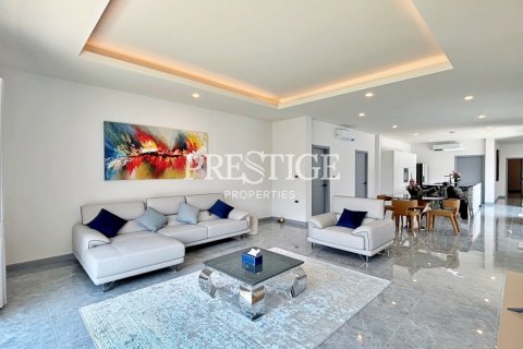 House in Pattaya, Thailand 4 bedrooms № 198332 - photo 4