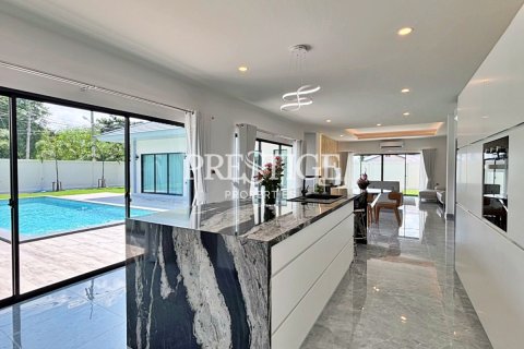 House in Pattaya, Thailand 4 bedrooms № 198332 - photo 10