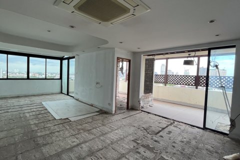Condominio de 5 dormitorios en Watthana, Bangkok, Tailandia № 201023 - foto 29