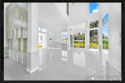 Casa de 4 dormitorios en Pattaya, Tailandia № 53999 - foto 4