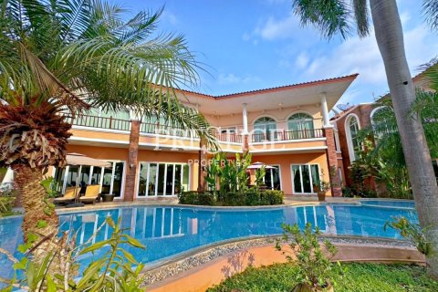 Casa de 4 dormitorios en Pattaya, Tailandia № 198404