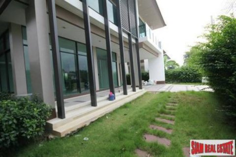 Chalet de 4 dormitorios en Bangkok, Tailandia № 202604 - foto 3