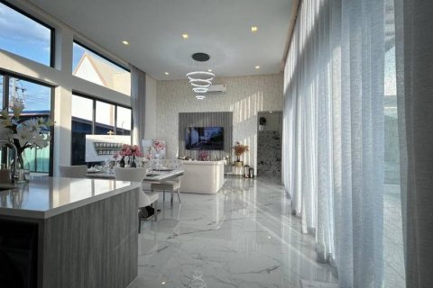 Chalet de 4 dormitorios en Pattaya, Tailandia № 116312 - foto 5