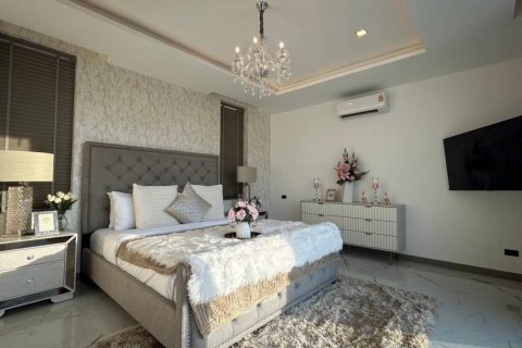 Chalet de 4 dormitorios en Pattaya, Tailandia № 116312 - foto 9