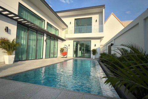 Chalet de 4 dormitorios en Pattaya, Tailandia № 116312 - foto 2