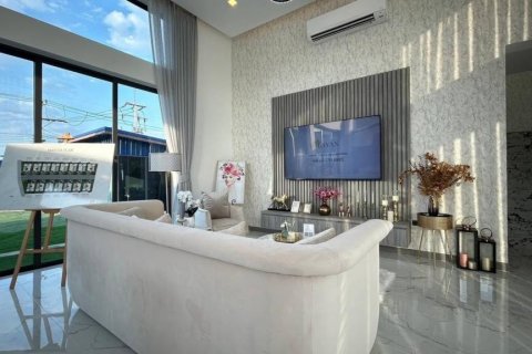 Chalet de 4 dormitorios en Pattaya, Tailandia № 116312 - foto 3
