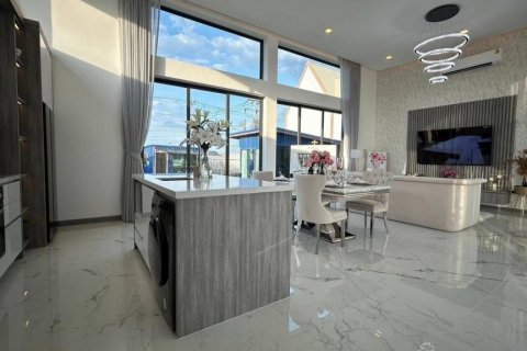 Chalet de 4 dormitorios en Pattaya, Tailandia № 116312 - foto 6