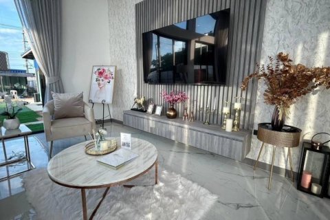 Chalet de 4 dormitorios en Pattaya, Tailandia № 116312 - foto 4