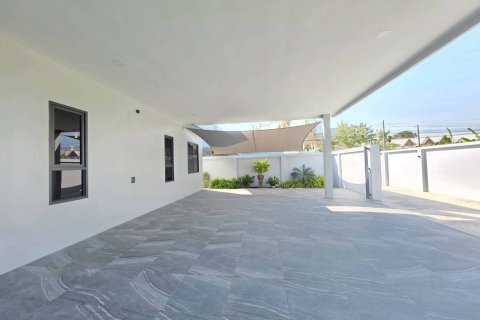 Casa de 3 dormitorios en Pattaya, Tailandia № 155773 - foto 11