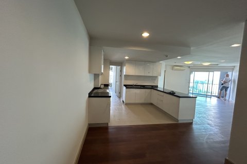 Condominio de 2 dormitorios en Huai Khwang, Bangkok, Tailandia № 147735 - foto 4