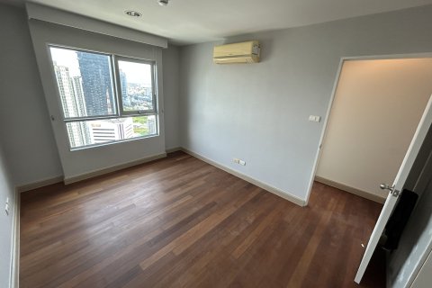 Condominio de 2 dormitorios en Huai Khwang, Bangkok, Tailandia № 147735 - foto 14
