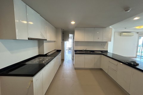 Condominio de 2 dormitorios en Huai Khwang, Bangkok, Tailandia № 147735 - foto 2