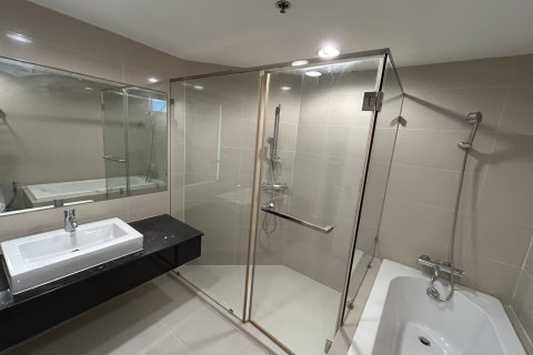 Condominio de 2 dormitorios en Huai Khwang, Bangkok, Tailandia № 147735 - foto 19