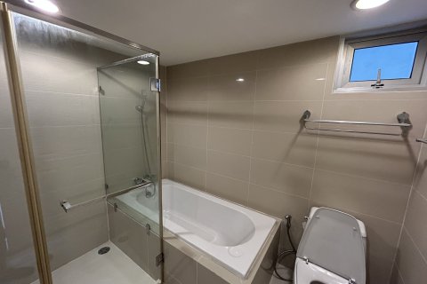 Condominio de 2 dormitorios en Huai Khwang, Bangkok, Tailandia № 147735 - foto 18