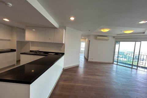 Condominio de 2 dormitorios en Huai Khwang, Bangkok, Tailandia № 147735 - foto 6