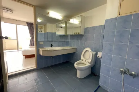 Condo in Bangkok, Thailand, 2 bedrooms № 136973 - photo 18