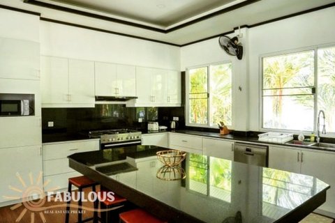 Chalet de 5 dormitorios en Kamala, Tailandia № 179354 - foto 11