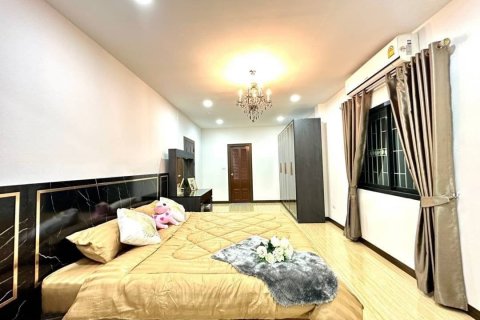 Casa de 4 dormitorios en Pattaya, Tailandia № 70372 - foto 19
