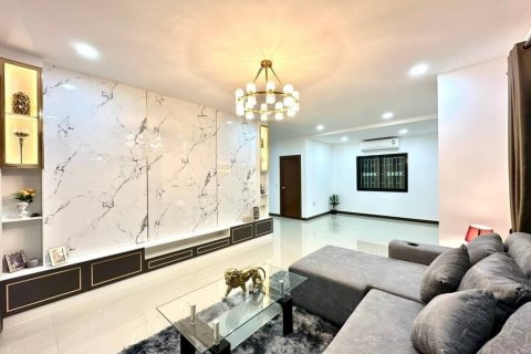 Casa de 4 dormitorios en Pattaya, Tailandia № 70372 - foto 5