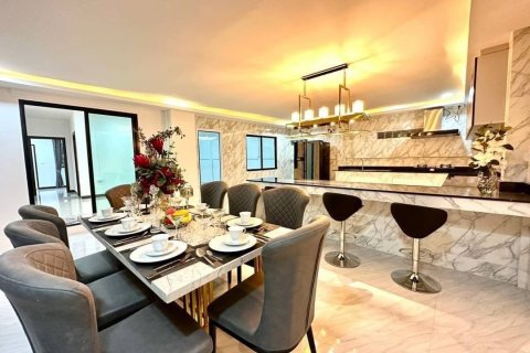 Casa de 4 dormitorios en Pattaya, Tailandia № 70372 - foto 4